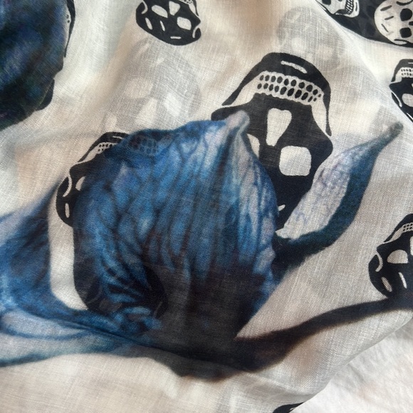 ALEXANDER MCQUEEN Classic Bellflower Modal & Silk Scarf white/black/indigo - Picture 9 of 11